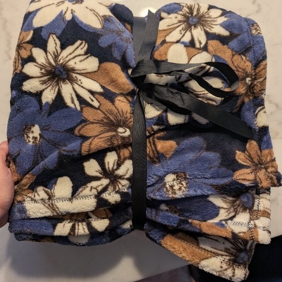 Vera Bradley Essential Throw Blanket - Navy, Tan, Cream - Picture 2 of 2